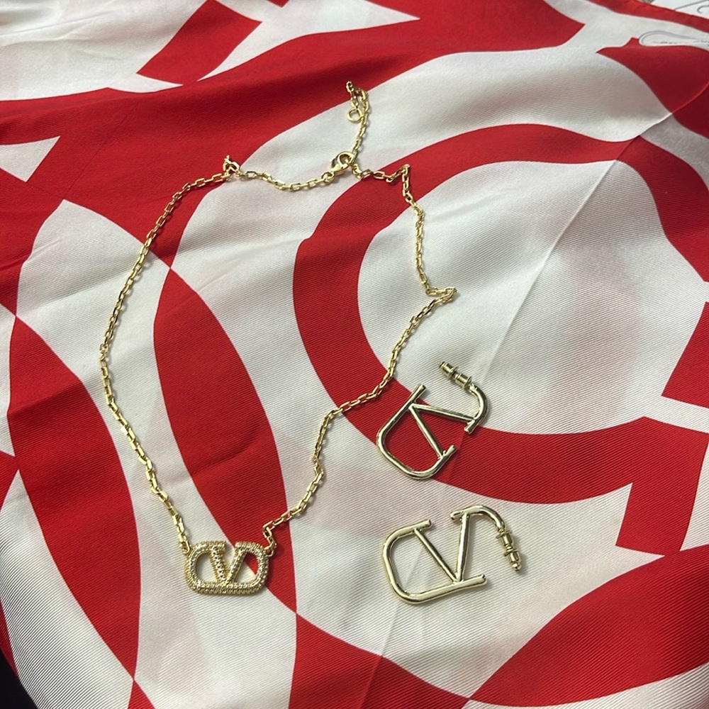 Very beautiful V logo faux necklace in gold and matching earrings